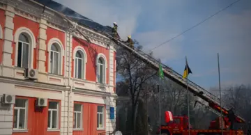 Атаки по админзданиям в Прилуках: ГСЧС ликвидировала пожары
