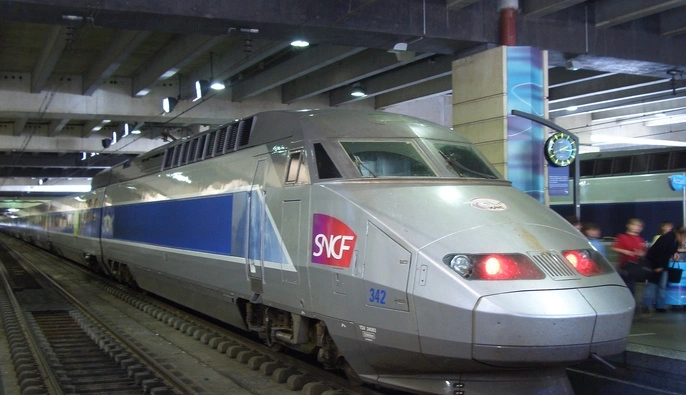 На севере Франции скоростной поезд столкнулся с прицепом военного грузовика: несколько десятков пассажиров получили травмы