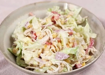 Все нарізати та перемішати: як приготувати весняний салат із насиченою заправкою