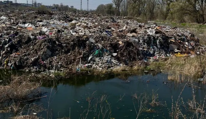 Прокуратура Киевщины требует через суд ликвидировать опасную свалку в Ирпене