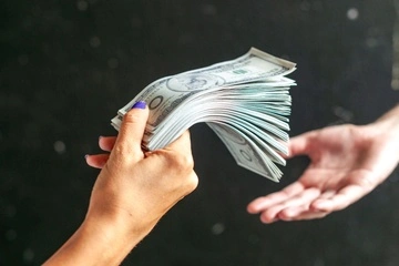 Новые аккаунты на Polymarket делали большие ставки на прекращение огня в Иране за часы до объявления Трампа – AP