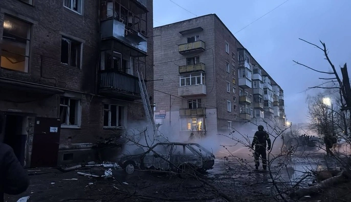 Дроны РФ ударили по центру Конотопа – пылали админздание и жилой дом