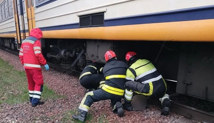 В Киеве спасатели извлекли тело мужчины из-под вагона поезда