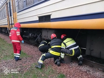 В Киеве спасатели извлекли тело мужчины из-под вагона поезда