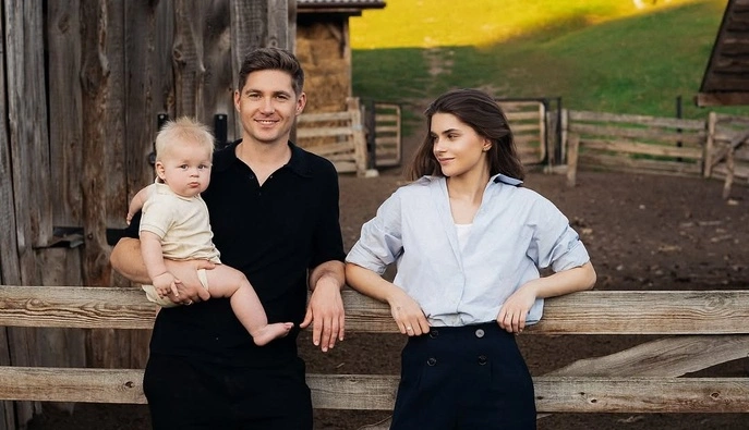 Володимир Остапчук із сім'єю переїжджає з України: його дружина назвала країну та причину еміграції