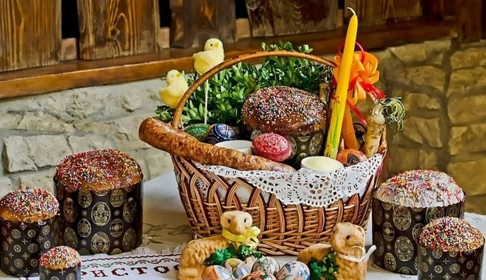 Що треба покласти до великоднього кошика і що не можна освячувати в церкві: поради до Великодня 