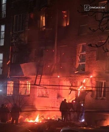 РФ ударила по жилому сектору в Сумах: много пострадавших, вспыхнул пожар