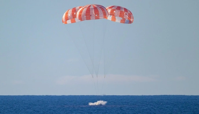 Экипаж Artemis II успешно вернулся на Землю после полета вокруг Луны