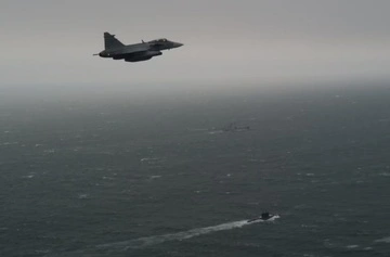 Шведский истребитель отслеживает подводную лодку РФ, двигающуюся к Балтийскому морю