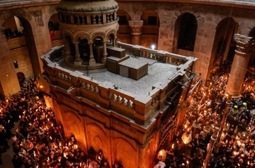 В Иерусалиме взошел Благодатный огонь