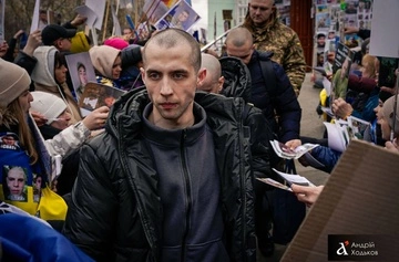 Большинство вернувшихся из российской неволи украинцев находились в плену с 2022 года — кадры Пасхального обмена