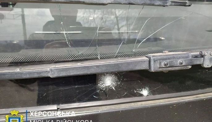 Россияне атаковали беспилотниками маршрутку и легковушку в Херсоне: есть раненые