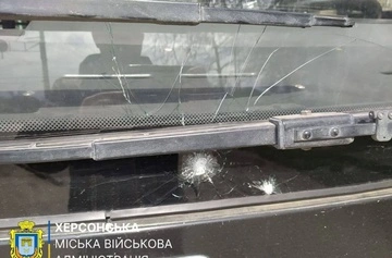 Росіяни атакували безпілотниками маршрутку та легковик у Херсоні: є поранені