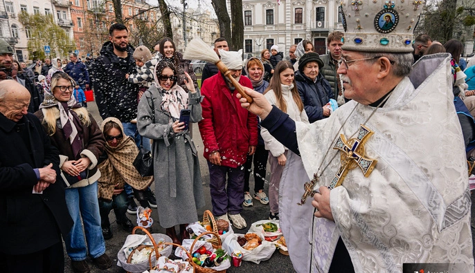 Великдень у Києві: як містяни освячують великодні кошики — фото
