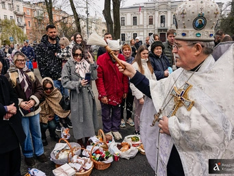 Великдень у Києві: як містяни освячують великодні кошики — фото