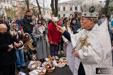 Великдень у Києві: як містяни освячують великодні кошики — фото