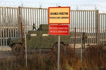 Польща зводить загорожу з колючим дротом на кордоні з Білоруссю