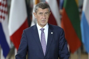 Премьер-министр Чехии поддержал Орбана в преддверии выборов