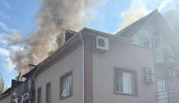 РФ атаковала Запорожье – повреждено здание, возник пожар