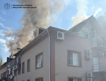 РФ атаковала Запорожье – повреждено здание, возник пожар