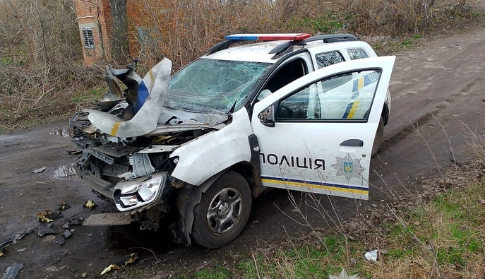 У Білопіллі на Сумщині дрон атакував авто поліції: поліцейський отримав поранення