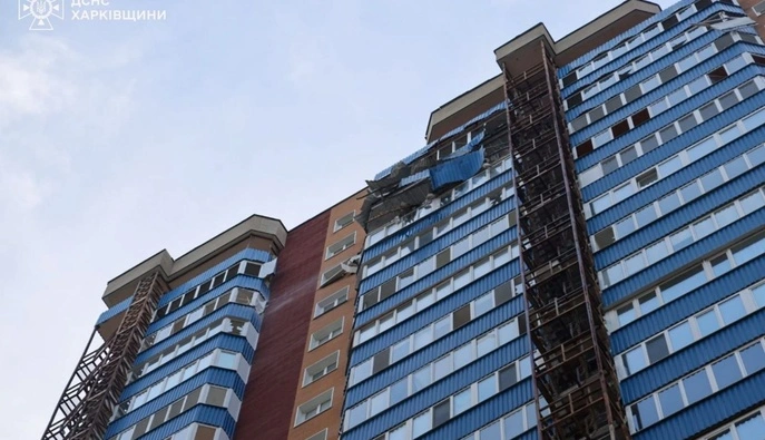 Спасатели показали многоэтажку, в которую попал российский БпЛА