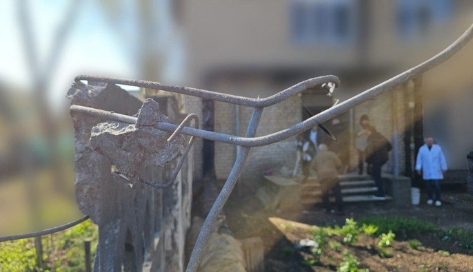 Российский беспилотник атаковал больницу в Херсоне – пострадали работники