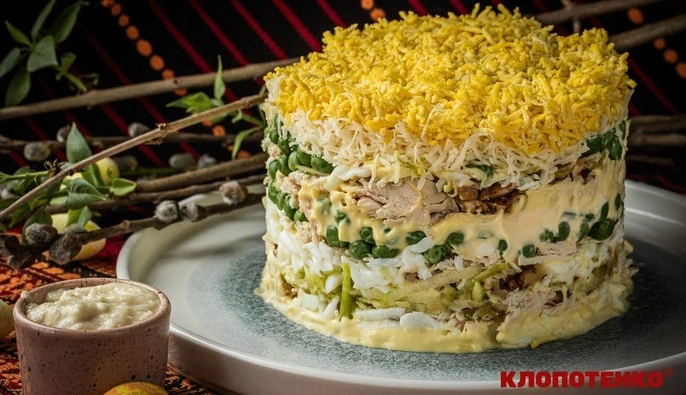 Формується у кільці: Клопотенко поділився рецептом салату з курки, яблука та горошку