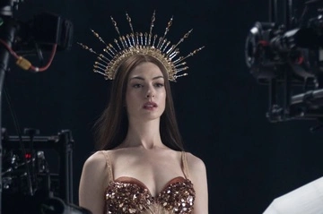 Энн Хэтэуэй появилась на премьере фильма в роскошном платье украинского бренда