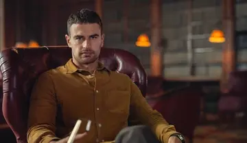 "Мать сына – ужасно": Тео Джеймс поделился переживаниями в воспитании детей в современном мире