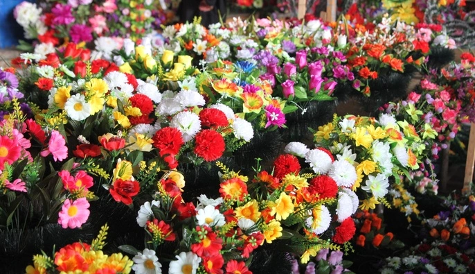 Украине необходимо отказаться от искусственных цветов на кладбищах: эксперт об экологической угрозе