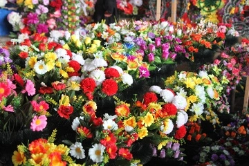 Украине необходимо отказаться от искусственных цветов на кладбищах: эксперт об экологической угрозе