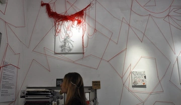 "На моих глазах мама прыгнула с 9 этажа": Софа Cyberpunk представила автобиографическую выставку