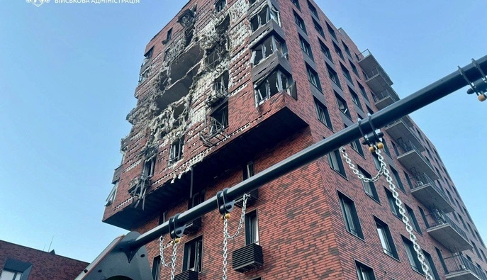 В центре Днепра после атаки РФ горит админздание – есть раненая женщина