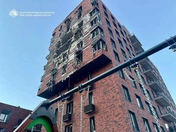 У центрі Дніпра після атаки РФ горить адмінбудівля – є поранена жінка