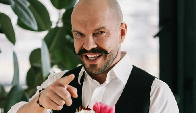 "Прямо на тротуарі": Ярославський влаштував побачення з дівчатами посеред вулиці