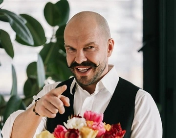 "Прямо на тротуарі": Ярославський влаштував побачення з дівчатами посеред вулиці