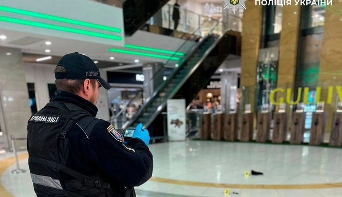В торговельному центрі Києва чоловік впав з п’ятого поверху – поліція з’ясовує обставини