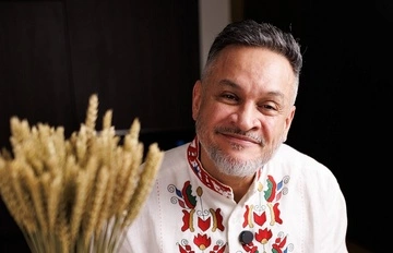 Эктор Хименес-Браво приготовил сытный завтрак для себя и для пушистого друга