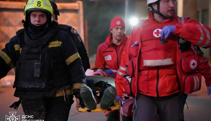 Через російську атаку поранені 100 людей у Києві, Одесі та Дніпрі – Зеленський