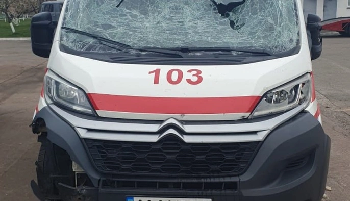 Через нічну атаку в Києві травмовані медики швидкої допомоги 