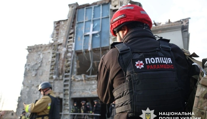 Полиция: РФ ударила тремя КАБами по жилому району Запорожья, есть погибший