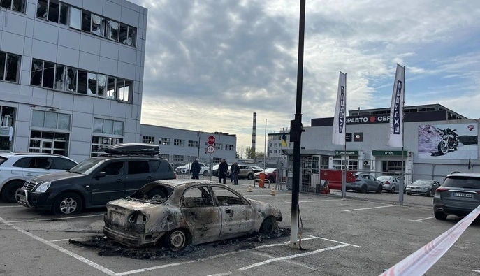 Стекло под ногами и сгоревшие машины: последствия массированной атаки РФ по Киеву – фоторепортаж