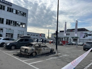 Стекло под ногами и сгоревшие машины: последствия массированной атаки РФ по Киеву – фоторепортаж