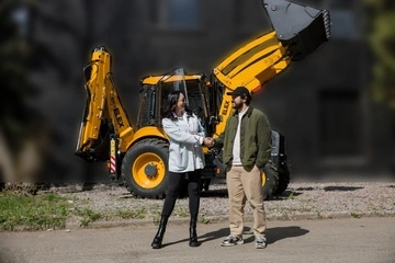 Фонд Владиславы Молчановой передал защитникам из Третьего армейского корпуса экскаватор-погрузчик