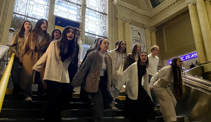 "Троянские женщины": в Киеве на вокзале показали фрагмент легендарного мирового спектакля