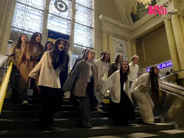 "Троянские женщины": в Киеве на вокзале показали фрагмент легендарного мирового спектакля