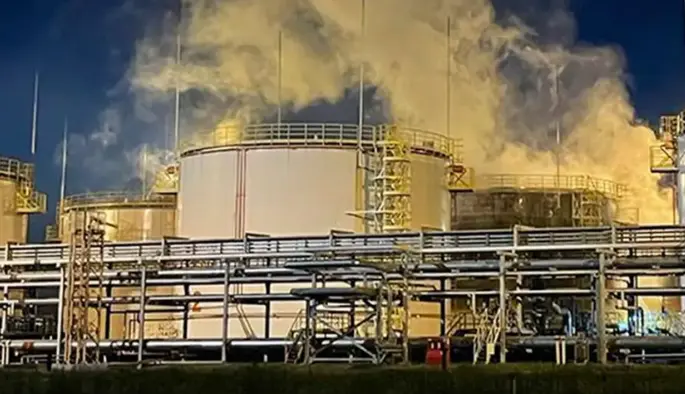 Дрони атакували РФ: пожежі на нафтобазі у Тихорєцьку та НПЗ у Самарській області