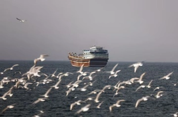 Иран обстрелял по меньшей мере два судна, пытавшихся пройти через Ормузский пролив — Reuters