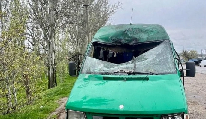 Ворог атакував рейсовий автобус на Нікопольщині — серед постраждалих є дитина
